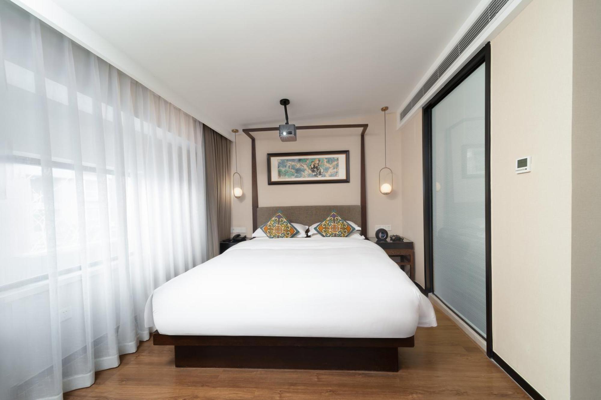 Hotel Ssaw Boutique South Xuhui Riyueguang 4*
